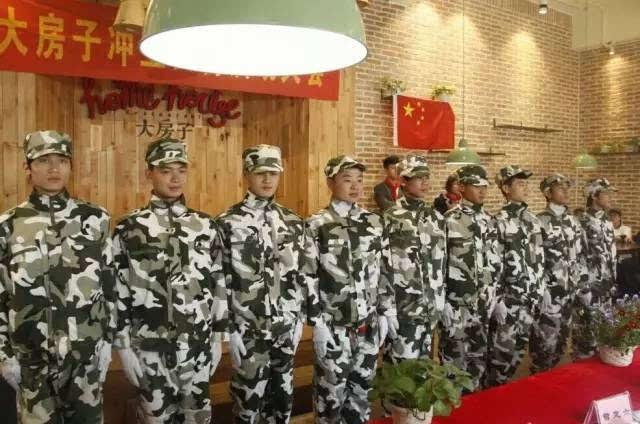在职场中，跟领导混成“称兄道弟”的关系，有哪些利弊？游戏画面